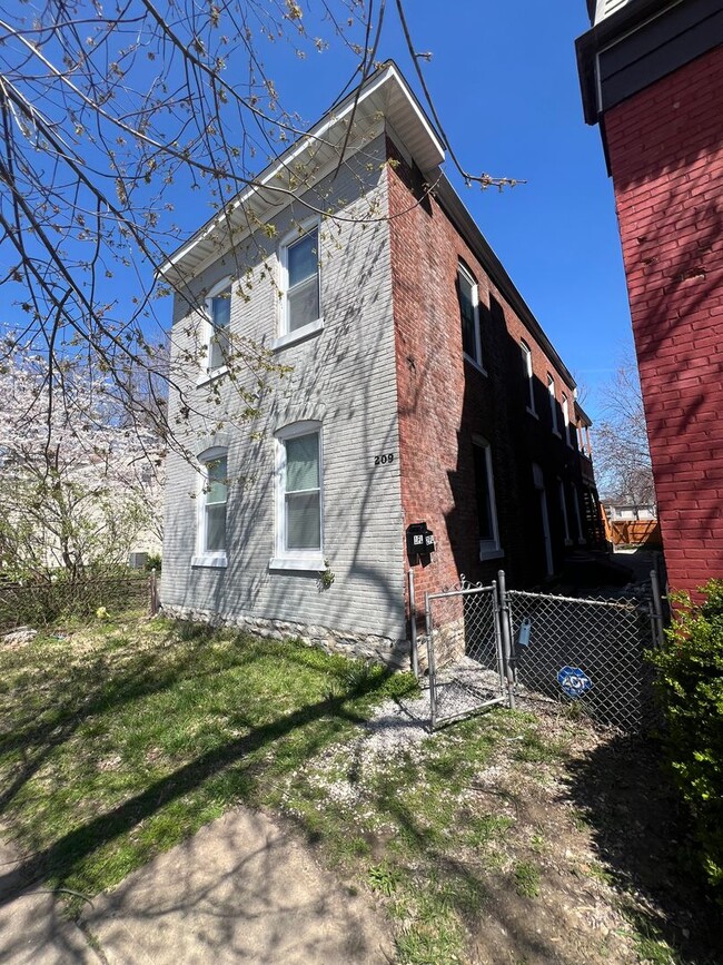 Building Photo - South City Charmer! Unit 2F