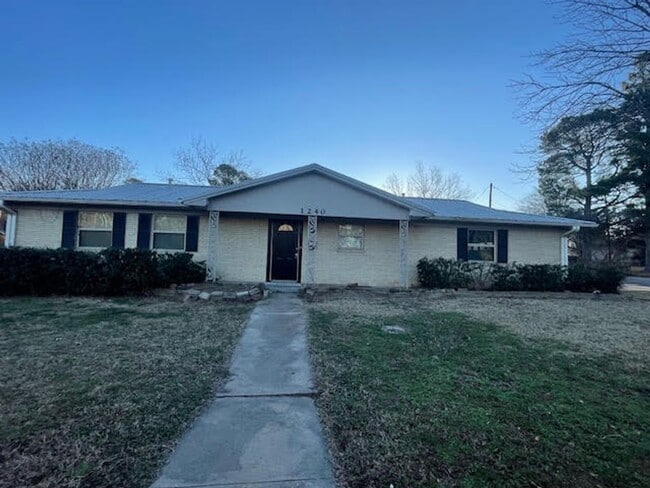 Building Photo - Single-Family Home: 3 bed, 2 bath