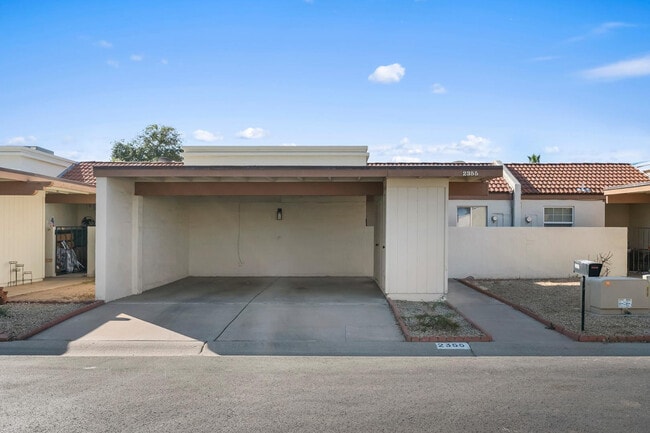 Building Photo - 2355 W Voltaire Ave