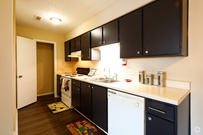 2BR, 2BA - 820SF - Kitchen