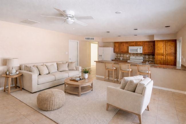 sala de estar - 2417 S Newberry Rd