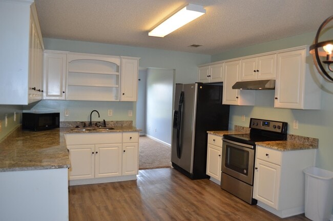 Photo - 638 Devon Rd