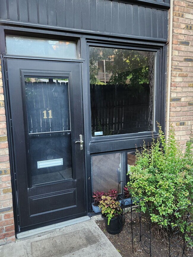 Photo - 639 W Wellington Ave Unit 11