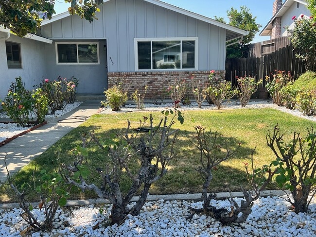 Front View of Home - 560 Burlington Dr Casa