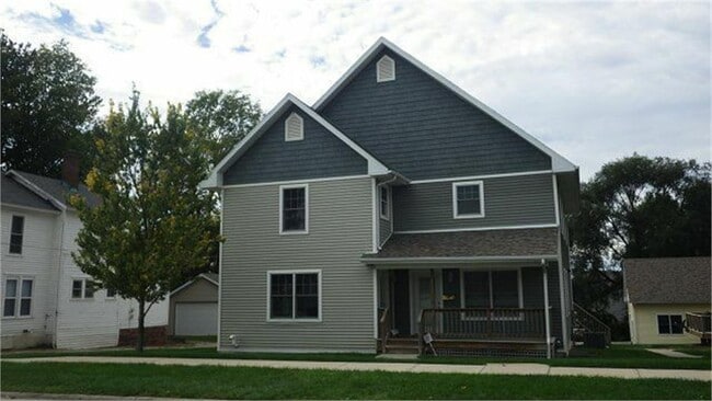 Building Photo - 3 bedroom townhouse