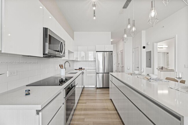 Photo - 101 Diplomat Pkwy Unidad 1405