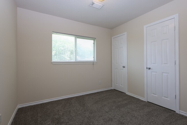 Photo - 402 Trichelle St