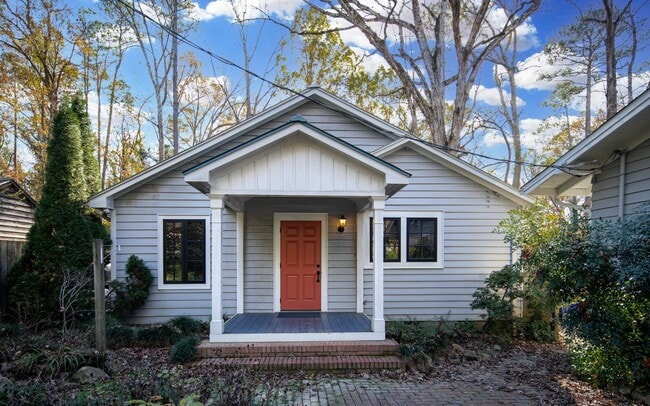 Building Photo - Adorable 1 Bed, 1 bath cottage available July 2021 - Amazing Location!