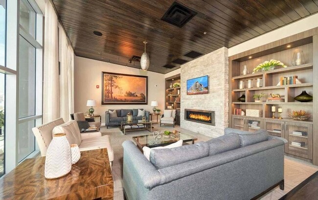 Acurrúquese y relájese en el acogedor salón, el lugar perfecto para relajarse y recargar energías. - Windsor Central Arts