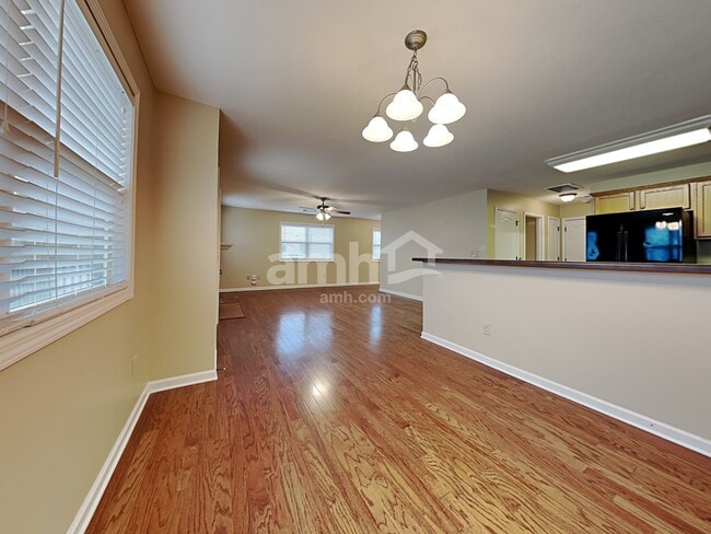 Photo - 825 Lightfoot Way