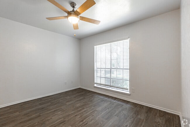 2BR, 2BA - 932SF - Bedroom
