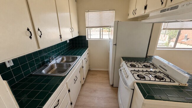 1433 W 84th Pl