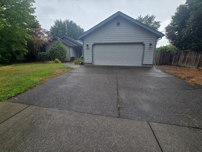 Building Photo - 3 bed 2 bath Home for Rent in Grants Pass