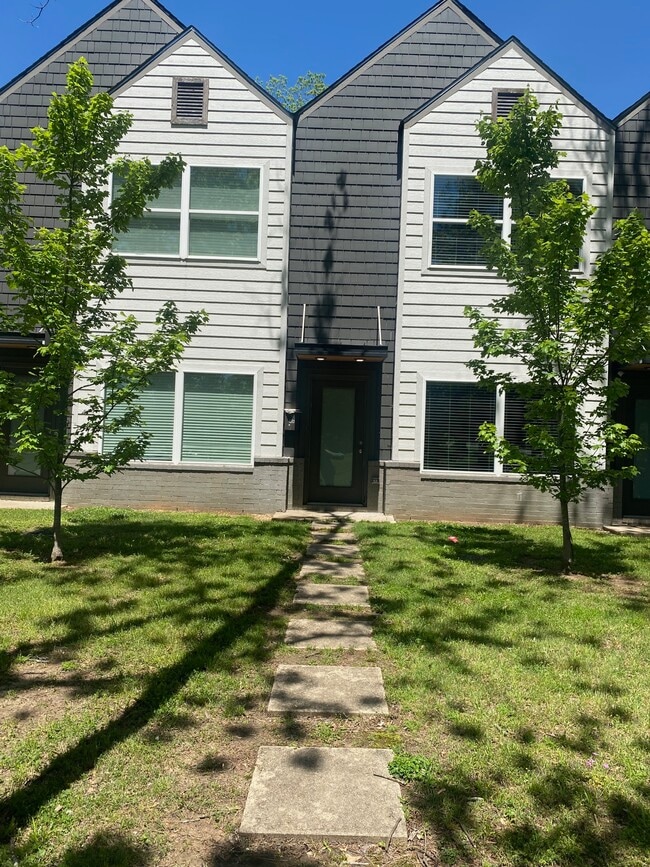 Building Photo - 812 W 32nd St