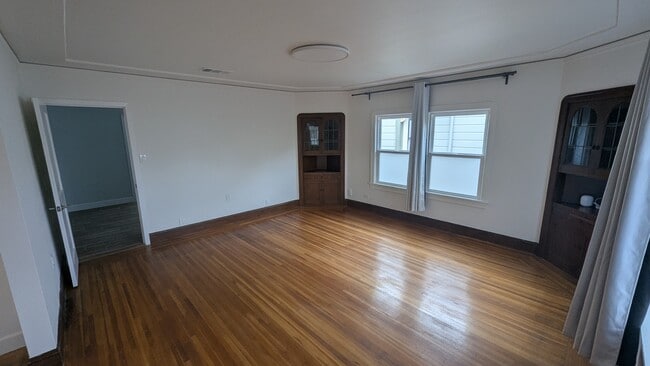 Photo - 552 45 St