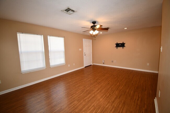 Photo - 604 Derouen St