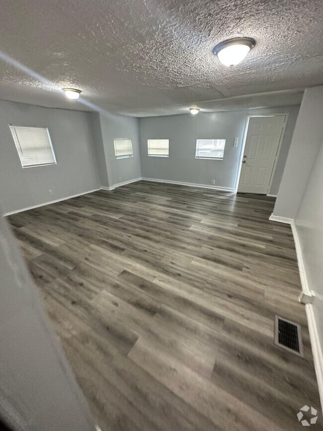 Building Photo - Fully Renovated 2/1 Single Family Home Rea...