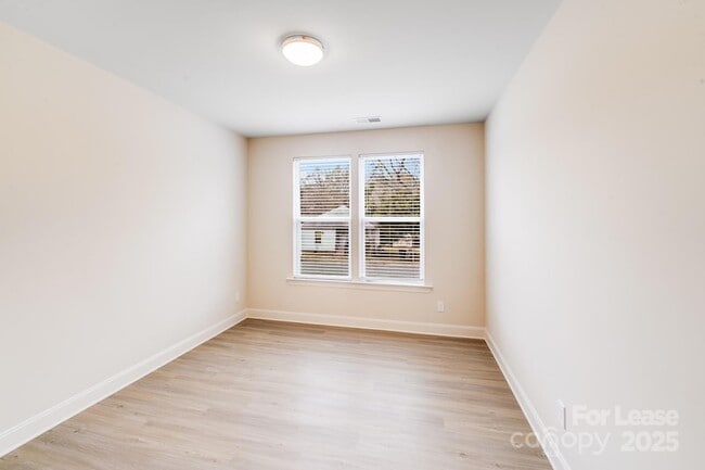 Photo - 645 Brookwood St