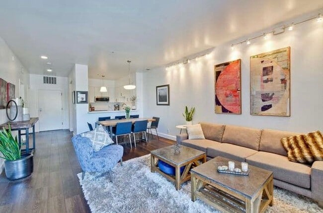 Photo - 97 E St James St