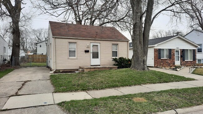 CUTE 2 BEDROOM FOR LEASE IN MADISON HEIGHTS - CUTE 2 BEDROOM FOR LEASE IN MADISON HEIGHTS House