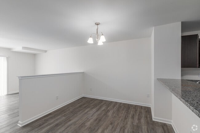 3 HABITACIONES, 2,5 BA - 1600SF - Comedor