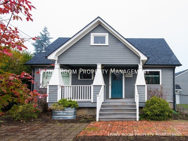 1926 Fully Remodeled Farmhouse with a Fenc... - 1926 Fully Remodeled Farmhouse with a Fenc...