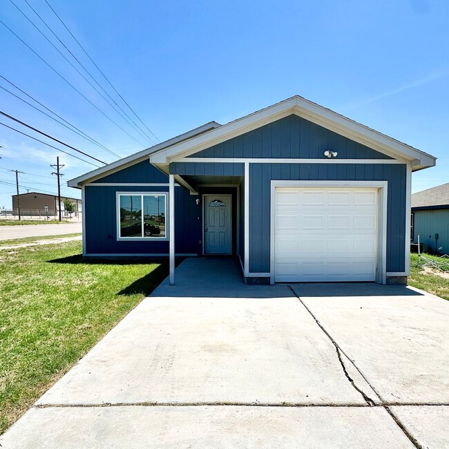 Building Photo - 3 Bedroom Corner Lot Home With 1/2 Off Fir...