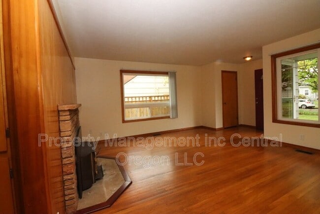 Photo - 1670 Yew St SE