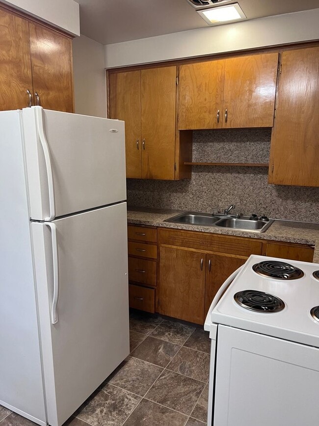 Photo - 086-Friendship Court Apartments