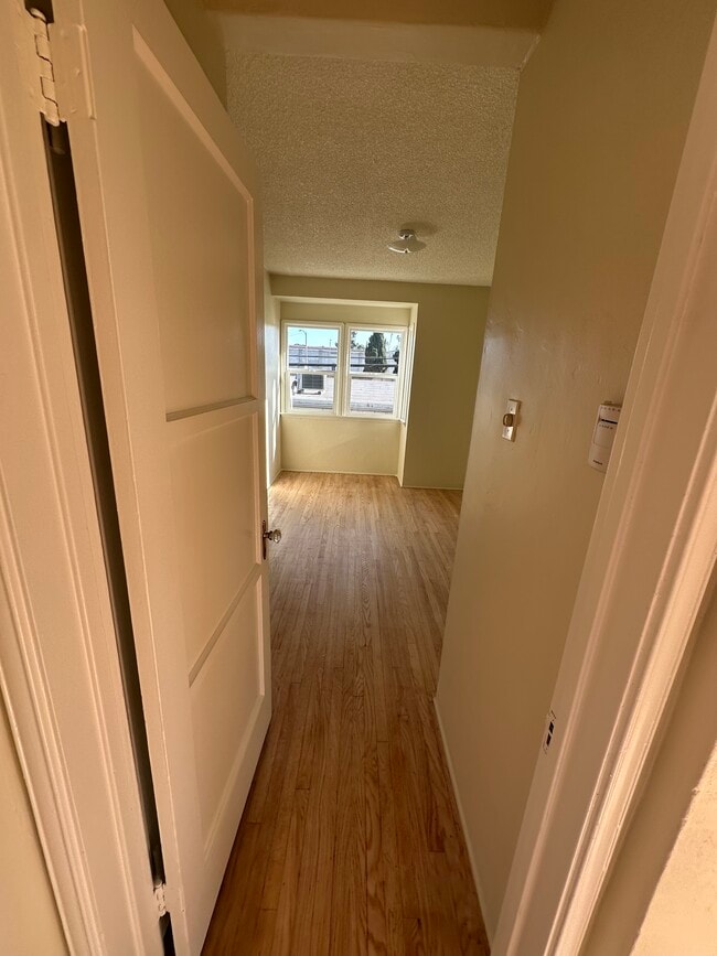 Photo - 914 E 68th St Unidad B