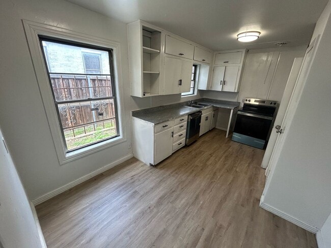 Photo - 2129 E Illinois Ave