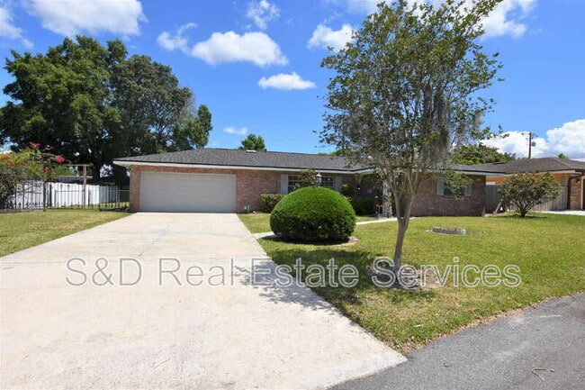 Building Photo - 204 Chaucer Ln