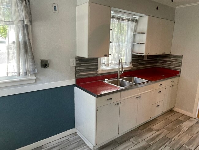 Photo - 1706 Warren Rd
