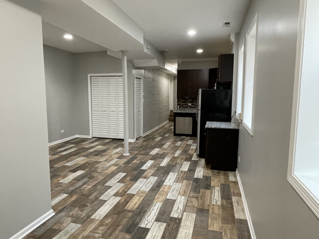 Building Photo - 3057 N Troy St Unit 1 Rental