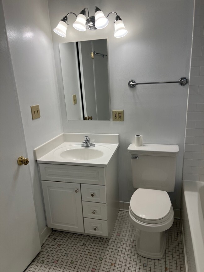 Photo - 452 W St James Pl Unit 2