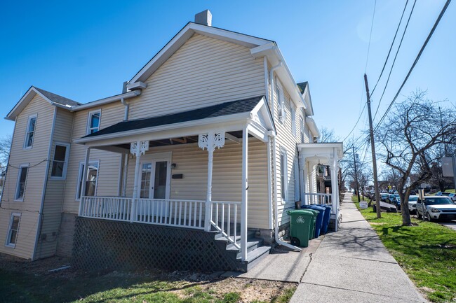 Building Photo - 166 N Sandusky St Unit A