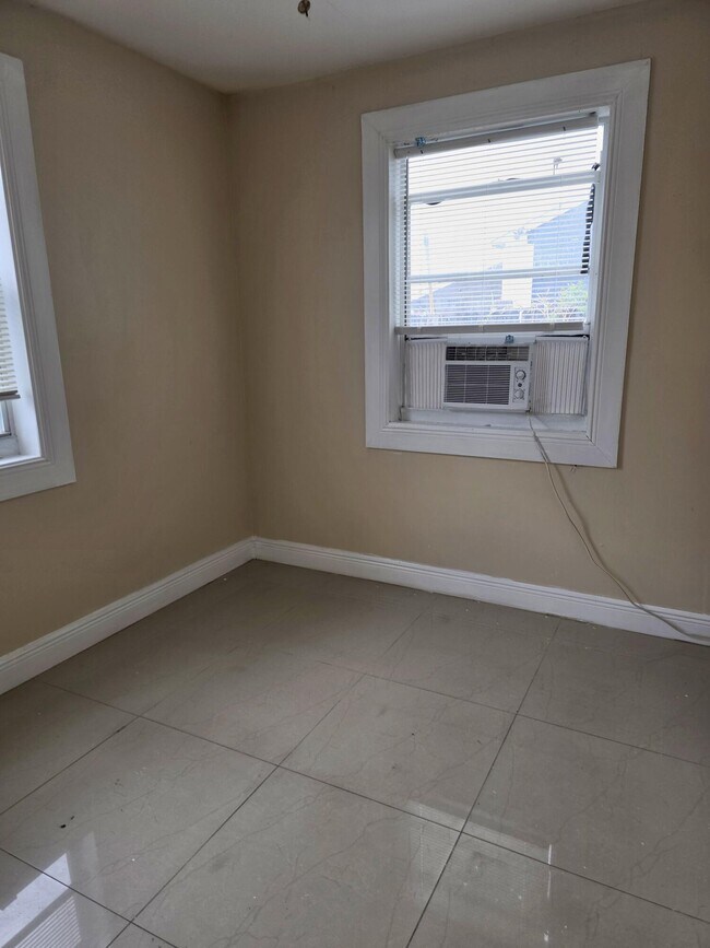 Photo - 547 W 4th St