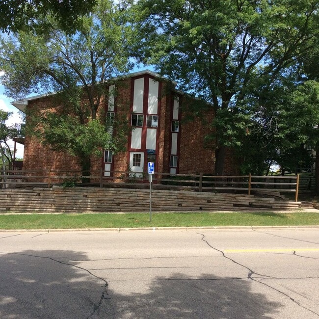 Building Photo - 501 N. Whitney Way Madison, WI Rental