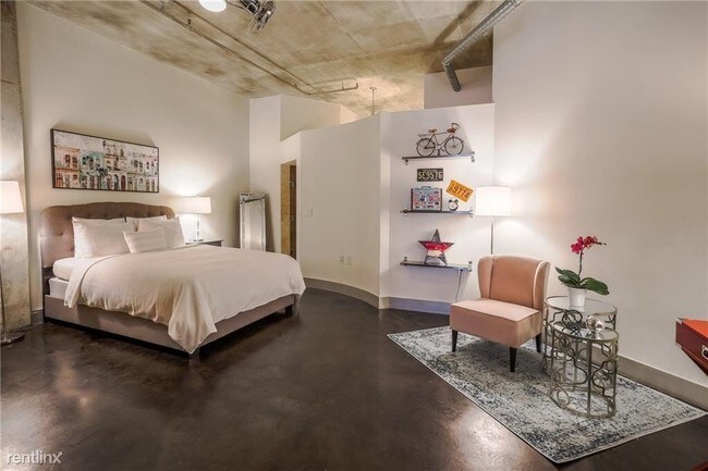 Photo - 1 br, 1 bath Apartment - 311 W 5th St