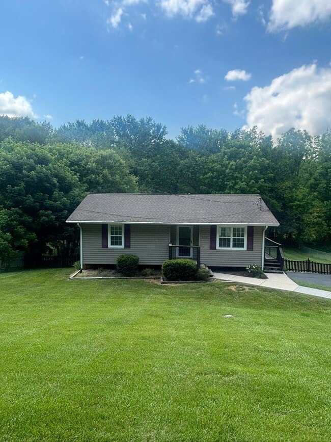 Building Photo - Fully Updated 2BR with Garage, Fenced Yard & Prime Johnson City Location