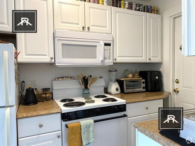 Building Photo - 1 bedroom in Newton MA 02460 Unit 28 Rental