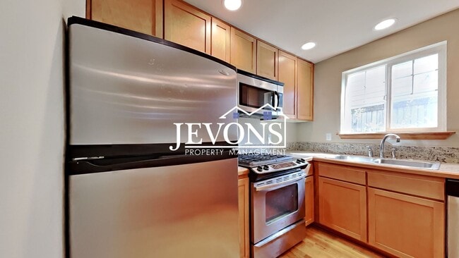 Charming two-story condo with two master s... - Charming two-story condo with two master s...