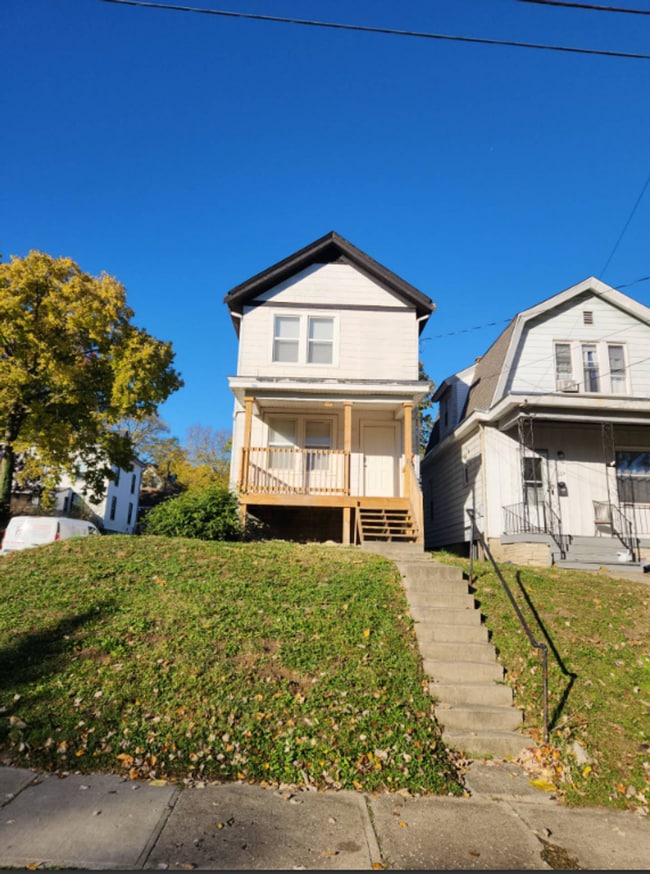 Building Photo - 3 bedroom 2 bath with Garage
