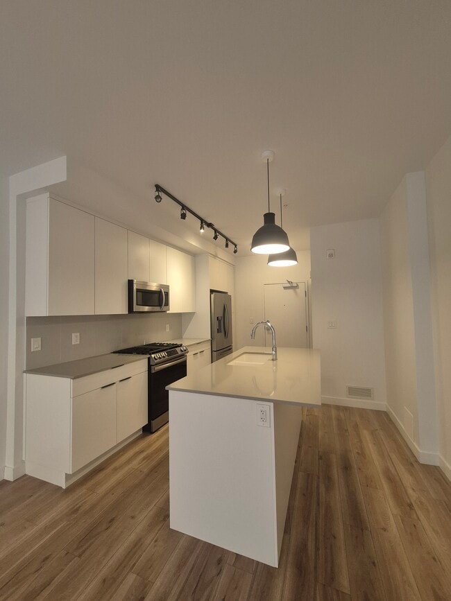 Photo - 2502 16A St SW