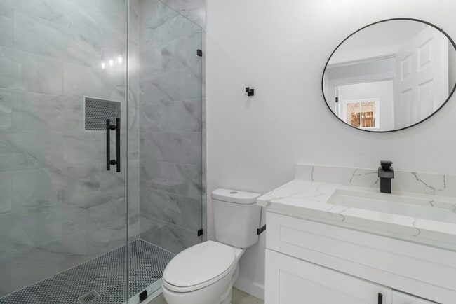 Building Photo - 611 Bridgeview Dr