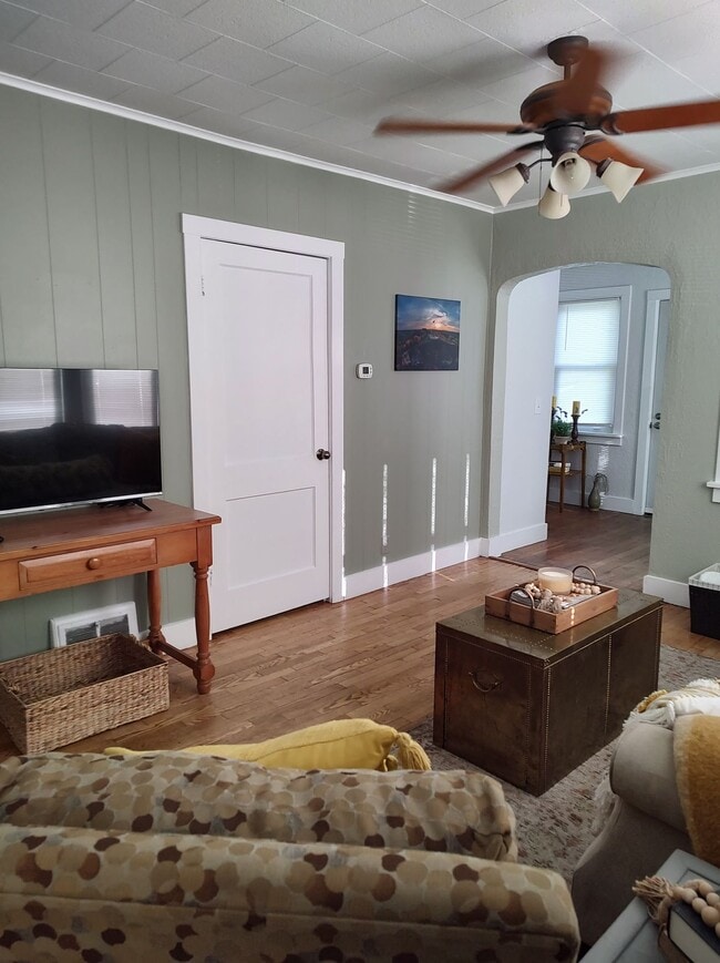 Armario - 2203 Denton St