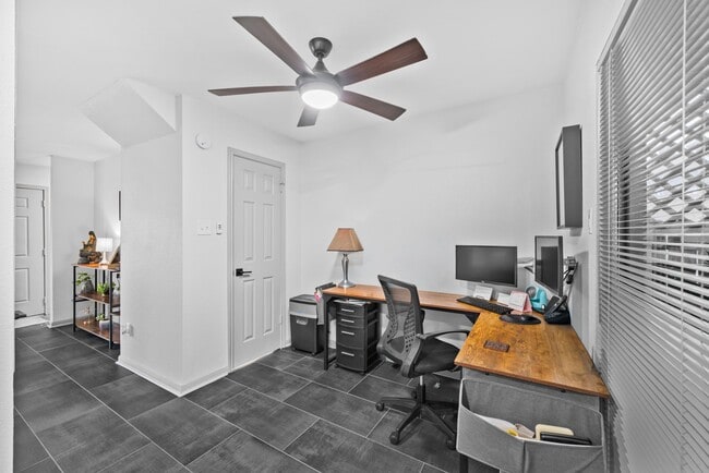 Photo - 3831 Landmark Dr