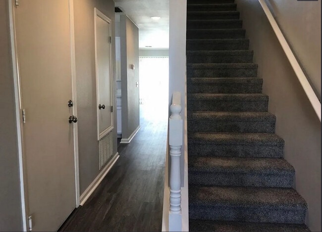 Building Photo - Ray Myers