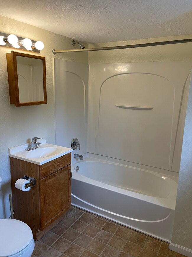 Photo - 127 College Pl - Utilities Included