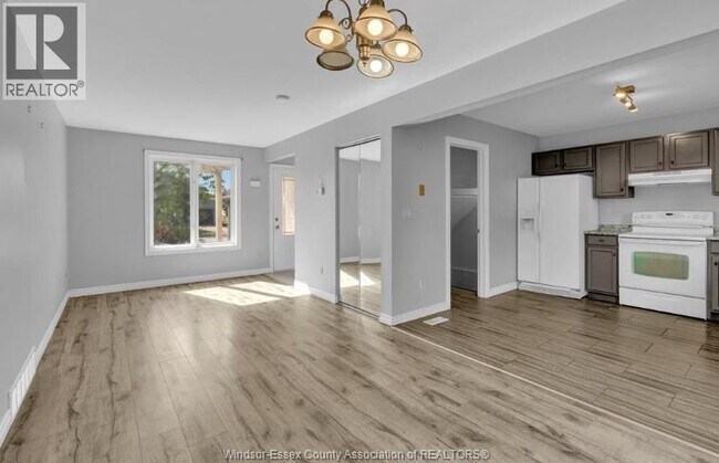 Photo - 3692 Holburn St